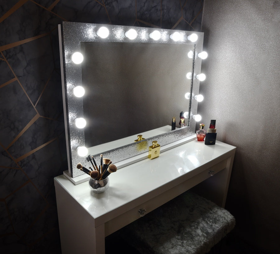 5 great reasons to buy a Hollywood mirror today!